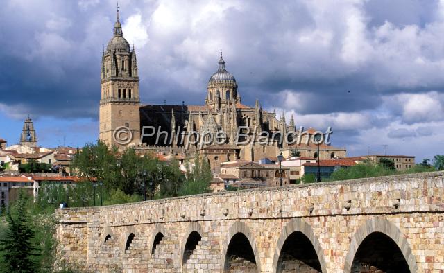 espagne castille 11.JPG - Pont romain et cathédraleSalamanque (Salamanca)Castille et LeonEspagne